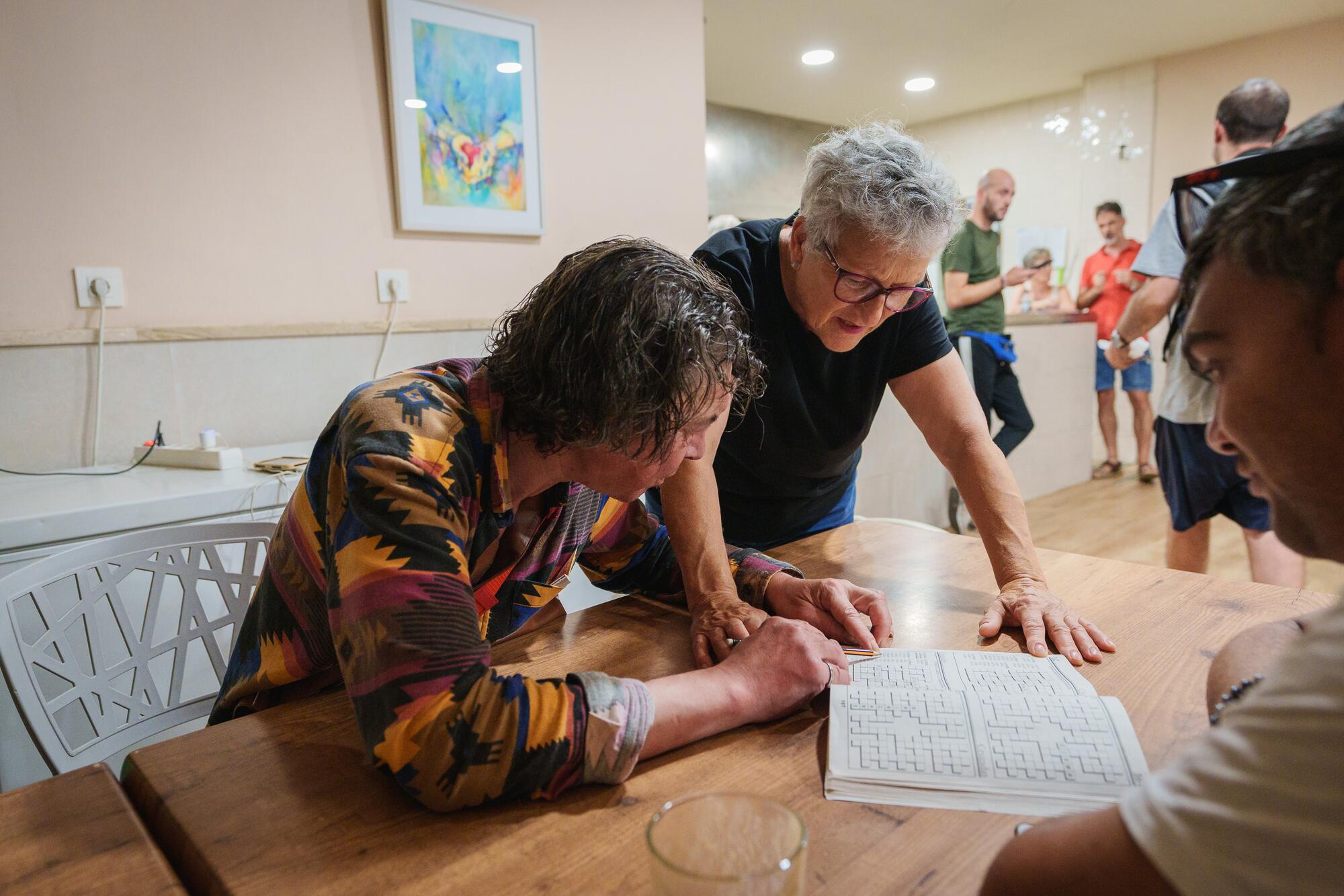 Pasatiempos en el refugio climático para personas sin hogar de Granada.